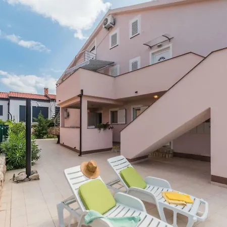 Apartament F-3 *